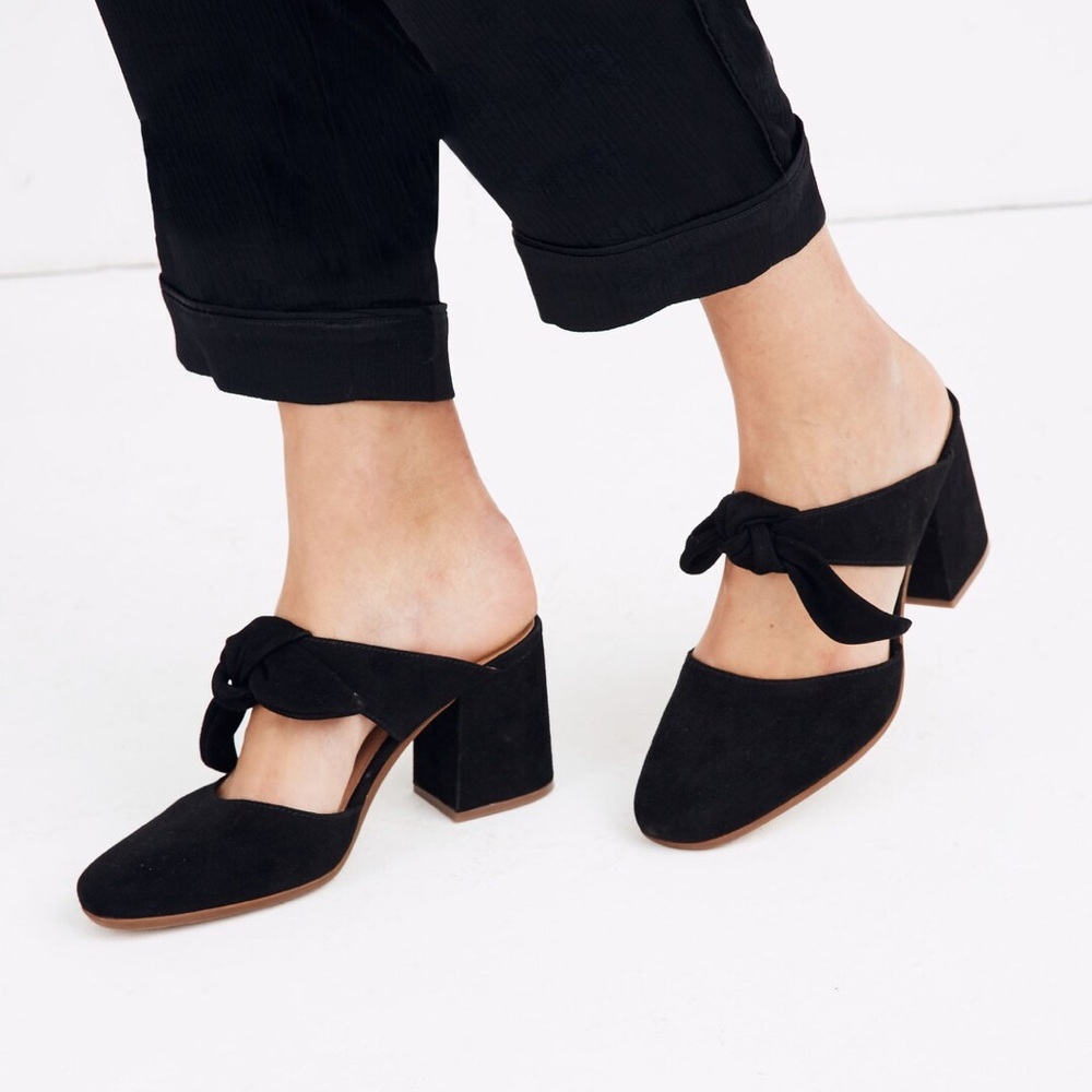 Madewell  The Zoe Bow Mule in Suede in black